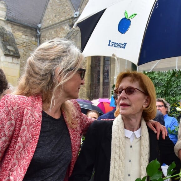 Natalie Rich-Fernandez, Catherine Rich et Delphine Rich, la femme et les filles de Claude Rich lors des obsèques de Claude Rich en l'église Saint-Pierre-Saint-Paul d'Orgeval à Orgeval le 26 juillet 2017.26/07/2017 - Orgeval