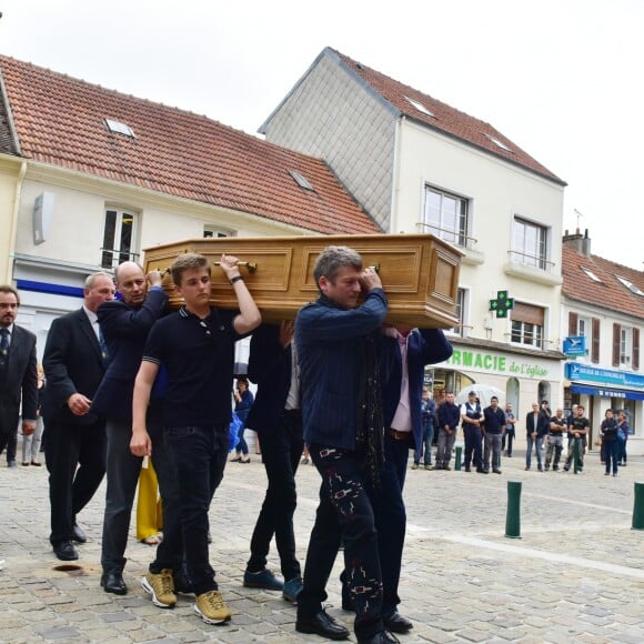 Cercueil du défunt lors des obsèques de Claude Rich en l'église Saint-Pierre-Saint-Paul d'Orgeval à Orgeval le 26 juillet 2017.26/07/2017 - Orgeval