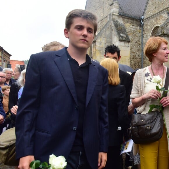 Natalie Rich-Fernandez et Delphine Rich et Josèphine, les filles de Claude Rich lors des obsèques de Claude Rich en l'église Saint-Pierre-Saint-Paul d'Orgeval à Orgeval le 26 juillet 2017.26/07/2017 - Orgeval