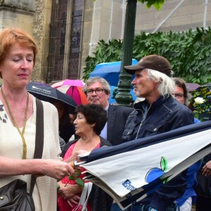 Catherine Rich, la femme de Claude Rich et Delphine Rich, la fille de Claude Rich lors des obsèques de Claude Rich en l'église Saint-Pierre-Saint-Paul d'Orgeval à Orgeval le 26 juillet 2017.26/07/2017 - Orgeval