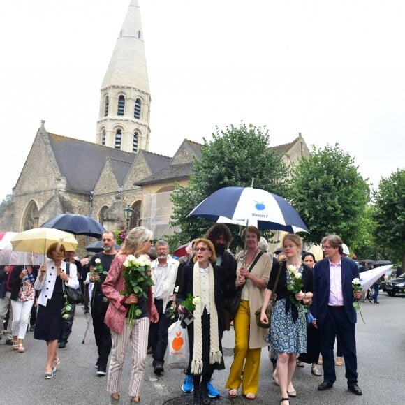 Natalie Rich-Fernandez, Catherine Rich, Delphine Rich et Josèphine, la femme, les filles et la petite-fille de Claude Rich lors des obsèques de Claude Rich en l'église Saint-Pierre-Saint-Paul d'Orgeval à Orgeval le 26 juillet 2017.26/07/2017 - Orgeval