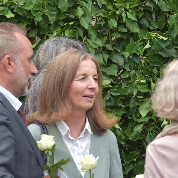 Antoine Duléry et Françoise Vidal ( femme de Jean Rochefort) lors des obsèques de Claude Rich en l'église Saint-Pierre-Saint-Paul d'Orgeval à Orgeval le 26 juillet 2017.26/07/2017 - Orgeval