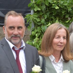 Antoine Duléry et Françoise Vidal( femme de Jean Rochefort) lors des obsèques de Claude Rich en l'église Saint-Pierre-Saint-Paul d'Orgeval à Orgeval le 26 juillet 2017.26/07/2017 - Orgeval