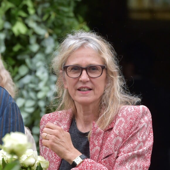 Natalie Rich-Fernandez, la fille de Claude Rich lors des obsèques de Claude Rich en l'église Saint-Pierre-Saint-Paul d'Orgeval à Orgeval le 26 juillet 2017.26/07/2017 - Orgeval