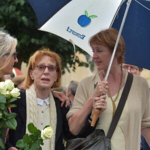 Natalie Rich-Fernandez, Catherine Rich, Delphine Rich et Josèphine, la femme, les filles et la petite-fille de Claude Rich lors des obsèques de Claude Rich en l'église Saint-Pierre-Saint-Paul d'Orgeval à Orgeval le 26 juillet 2017.26/07/2017 - Orgeval