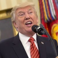 Donald Trump bannit les personnes trans de l'armée, les stars hurlent de colère