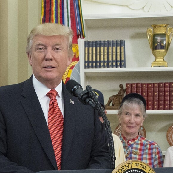 Le président Donald J. Trump rencontre soixante-dix ans après Pearl Harbor les survivants de l'Arizona à la Maison Blanche à Washington, le 21 juillet 2017