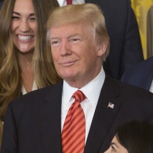 Donald Trump pose, le temps d'une photo, avec des stagiaires de la Maison Blanche ayant terminé leurs stages. Washington, le 24 juillet 2017