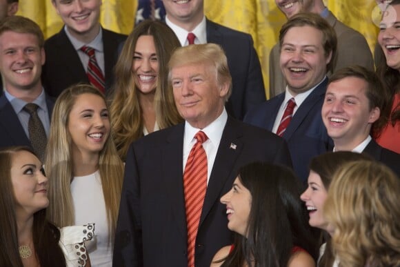 Donald Trump pose, le temps d'une photo, avec des stagiaires de la Maison Blanche ayant terminé leurs stages. Washington, le 24 juillet 2017