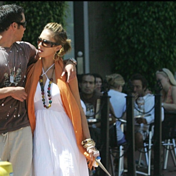 JESSICA ALBA, SON PETIT AMI ET SON CHIEN SE PROMENENT DANS LES RUES DE SANTA BARBARA  Jessica Alba and her boyfriend take a stroll in Santa Barbara.21/08/2005 - santa Barbara