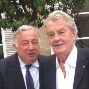 Exclusif - Alain Delon au Sénat à l'initiative de son ami Cyril Viguier pour la dernière de l'émission "Territoires d'infos" à Paris le 20 juillet 2017. Il pose avec Gérard Larcher, le président du Sénat