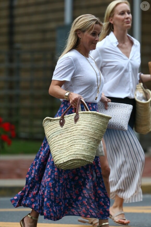 Reese Witherspoon se promène à New York le 20 juillet 2017.  Hamptons, NY - Reese Witherspoon leaves Gwyneth Paltrow's Goop event. Reese looks Summery in a white top, long floral skirt, gold and white strappy sandals, and a wicker tote bag.20/07/2017 - Hamptons