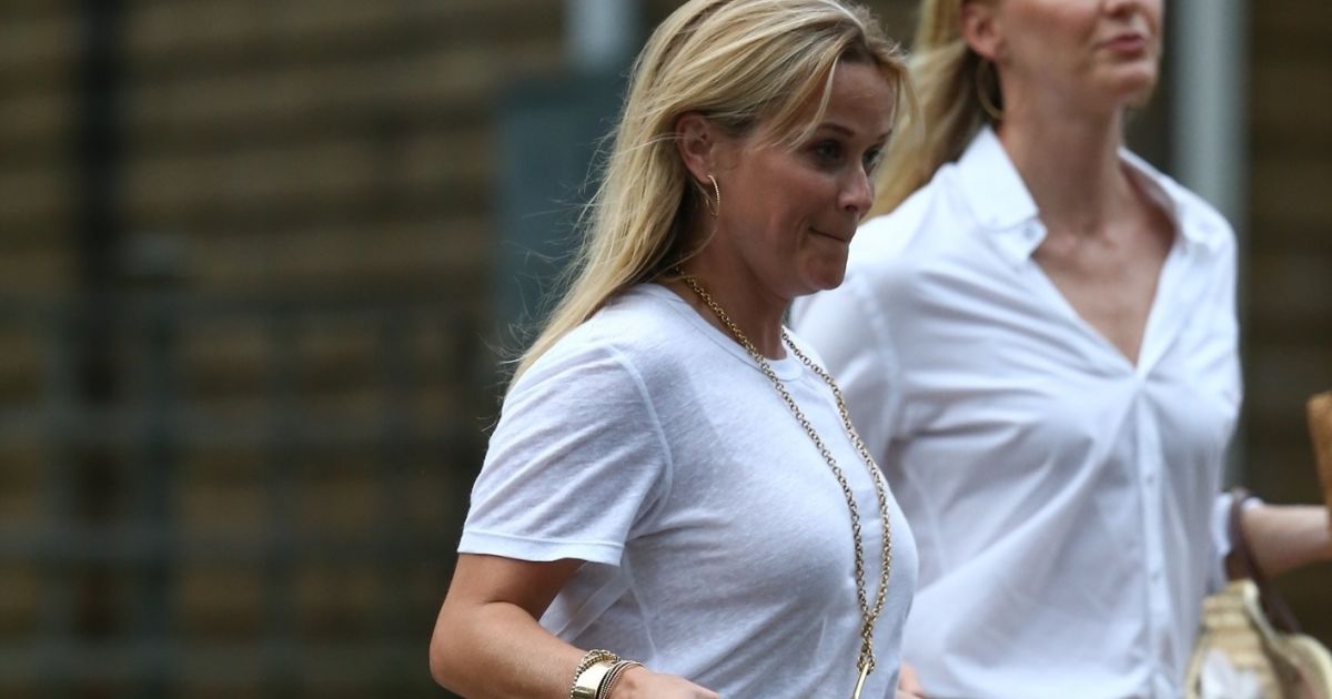 Reese Witherspoon se promène à New York le 20 juillet 2017. Hamptons