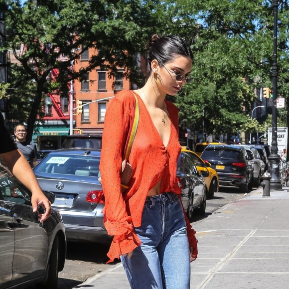 Kendall Jenner visite une exposition dans une galerie du quartier de Soho à New York, le 30 juillet 2017.