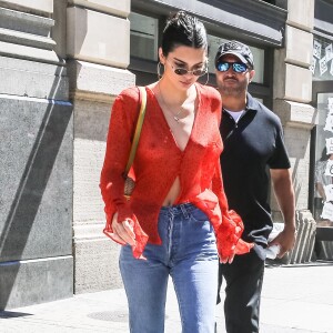 Kendall Jenner visite une exposition dans une galerie du quartier de Soho à New York, le 30 juillet 2017.