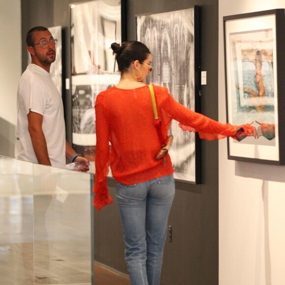 Kendall Jenner visite une exposition dans une galerie du quartier de Soho à New York, le 30 juillet 2017.