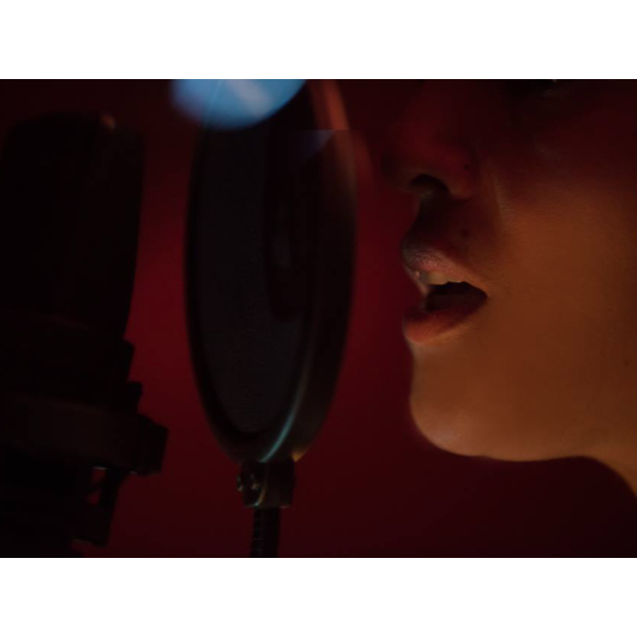 La chanteuse Nâdiya en studio d'enregistrement, le 28 juillet 2017.