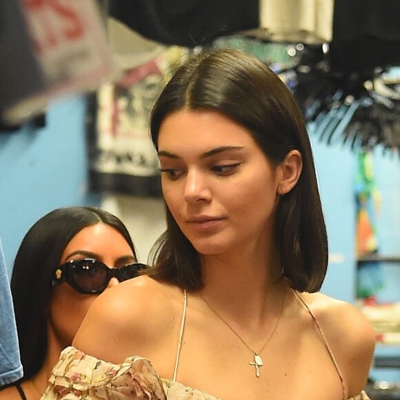 Kim Kardashian et Kendall Jenner font du shopping au magasin ''Search & Destroy'', dans le quartier d'East Village. New York, le 1er août 2017.