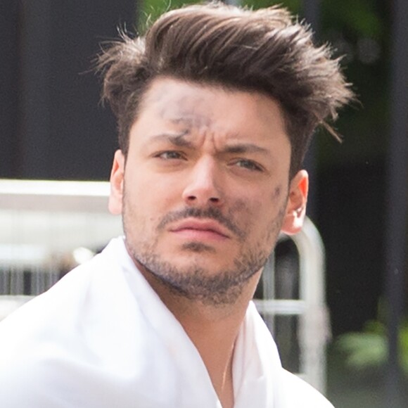 Exclusif - Kev Adams ( le visage barbouillé de noir pour les besoins du tournage) et un drap sur le dos pendant une scène du film "Love Addict" le 19 mai 2017 à Paris