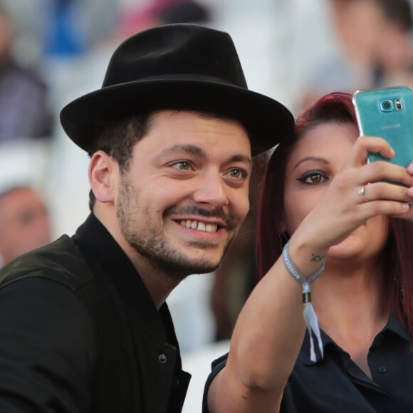 Kev Adams assiste au match de football Bordeaux/ Marseille au stade de Bordeaux le 14 Mai 2107. © Patrick Bernard-Quentin Salinier/ Bestimage