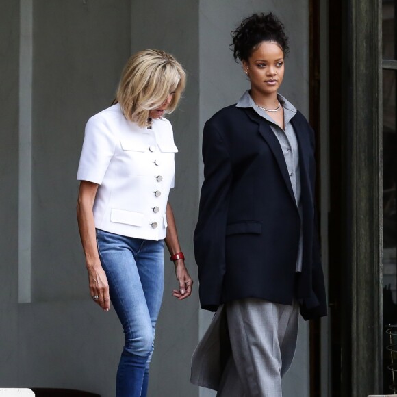 Brigitte Macron et Rihanna sur le perron du palais de l'Elysée à Paris, le 26 juillet 2017 © Stéphane Lemouton / Bestimage