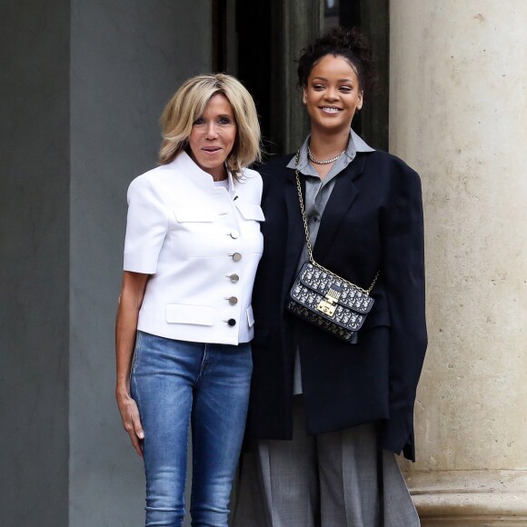 Brigitte Macron et Rihanna sur le perron du palais de l'Elysée à Paris, le 26 juillet 2017 © Stéphane Lemouton / Bestimage