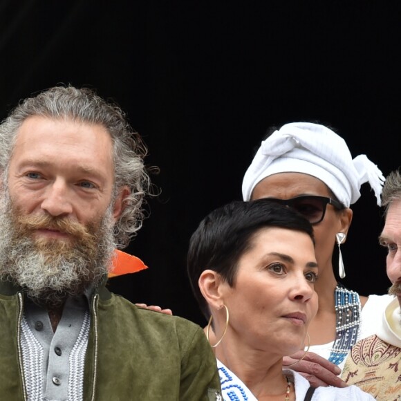 Exclusif - Vincent Cassel et Cristina Cordula - Grand cortège en présence des bahianaises, des groupes de percussions, et se terminant par le lavage symbolique de l'escalier de l'église de la Madeleine, en reproduction de ce qui se passe dans le célèbre lavage de l'Eglise de Bonfim, à Salvador, Bahia, au Brésil lors de la 15ème édition du Festival Culturel Brésilien "Le Lavage de la Madeleine", en présence de la marraine et du parrain 2016. Le 4 septembre 2016 © Lionel Urman / Bestimage