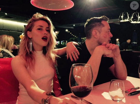 Amber Heard et Elon Musk officialisent leur relation en posant ensemble sur Instagram le 23 avril 2017