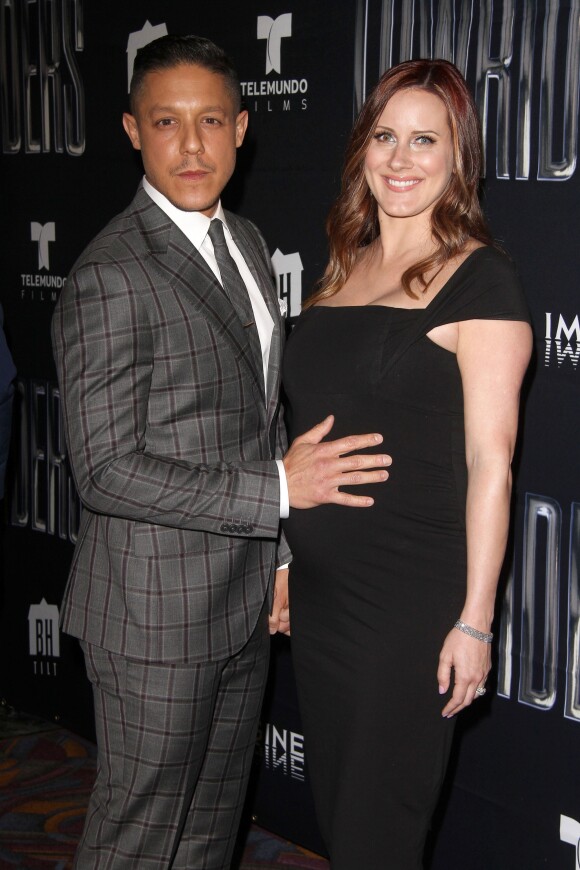 Theo Rossi (Sons of Anarchy, Luke Cage) et sa femme Meghan McDermott, alors enceinte de leur second enfant, le 9 mai 2017 à l'avant-première de Lowriders à Los Angeles. Le couple a accueilli le 3 août 2017 un deuxième fils, Arlo.