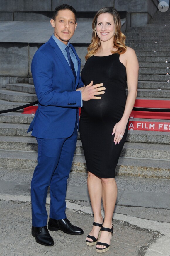 Theo Rossi (Sons of Anarchy, Luke Cage) et sa femme Meghan McDermott, alors enceinte de leur premier enfant (Kane), à la soirée Vanity Fair du Festival de Tribeca à New York en avril 2015. Le couple a accueilli le 3 août 2017 un deuxième fils, Arlo.