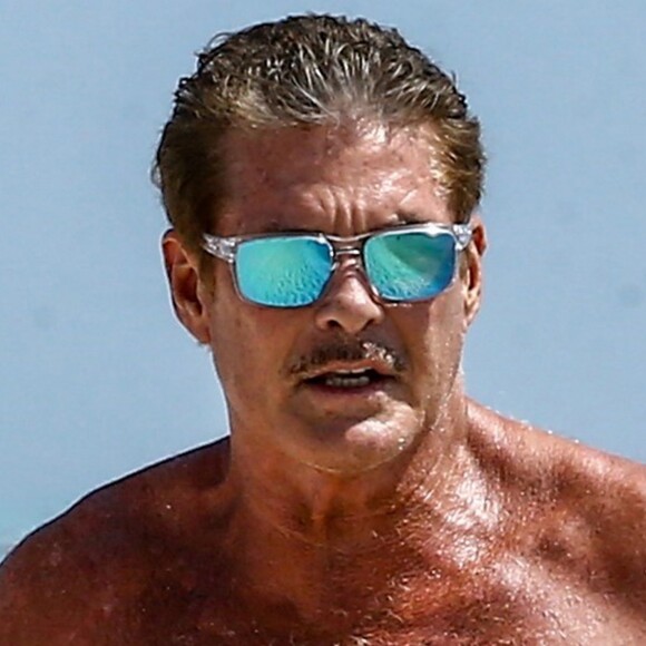 David Hasselhoff (Alerte à Malibu) passe une journée à la plage avec sa fiancée Hayley Roberts à Miami, le 15 mai 2017