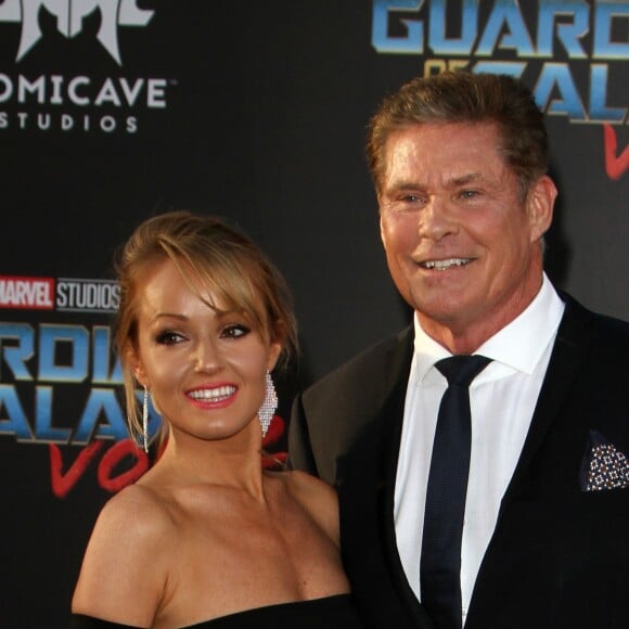 David Hasselhoff et sa compagne Hayley Roberts à la première de "Guardians Of The Galaxy 2" à Los Angeles, le 19 avril 2017. © CPA/Bestimage