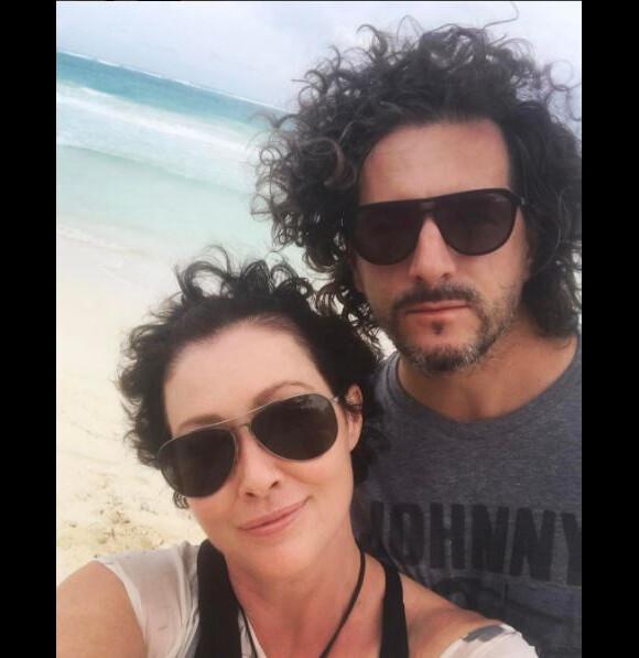 Shannen Doherty a les cheveux qui repoussent. Elle est vacances au Mexique avec son mari. Instagram, juin 2017