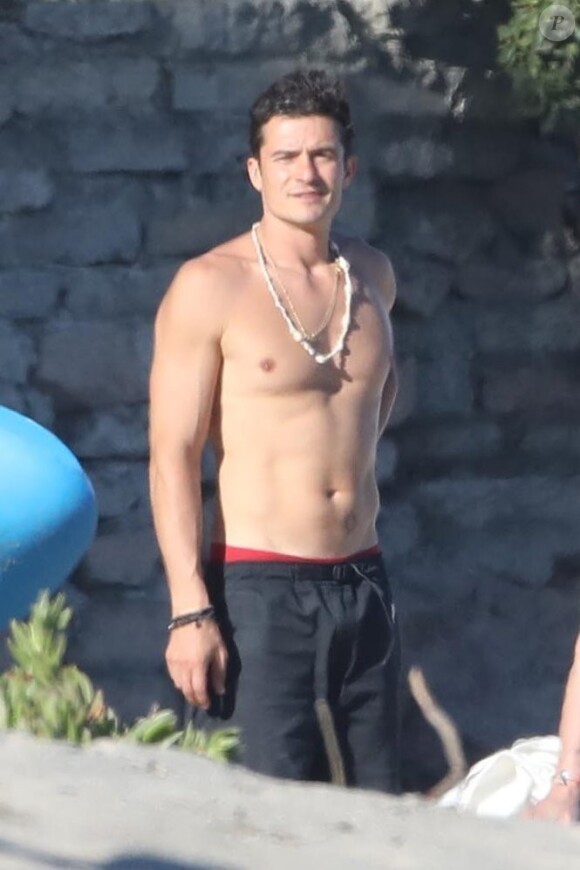 Exclusif - Orlando Bloom passe une journée en famille et avec des amis à Malibu.. le 27 juin 2017