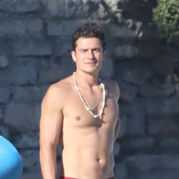 Exclusif - Orlando Bloom passe une journée en famille et avec des amis à Malibu.. le 27 juin 2017