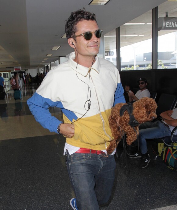 Orlando Bloom arrive avec son chien dans les bras à l'aéroport de Los Angeles (LAX), le 15 juin 2017.