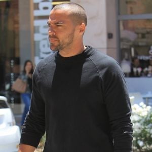 Jesse Williams se promène à Beverly Hills le 9 juin 2017.