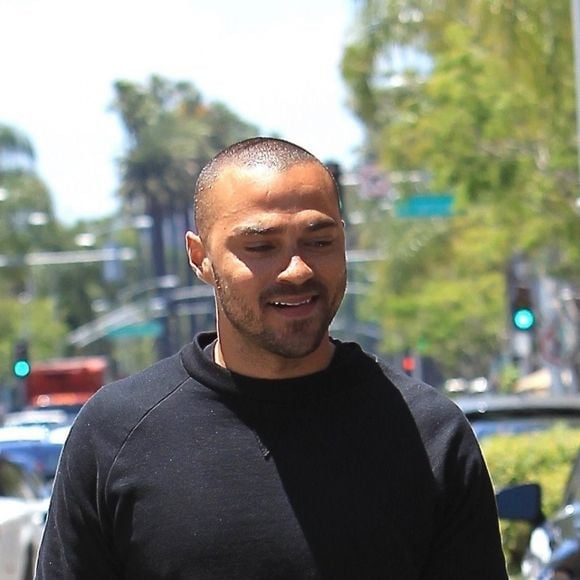 Jesse Williams se promène à Beverly Hills le 9 juin 2017.