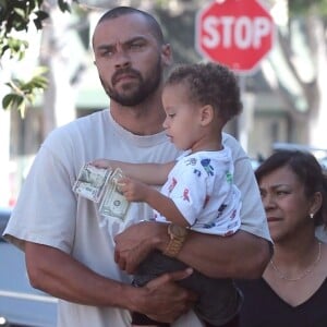 Exclusif - L'acteur Jesse Williams est allé déjeuner avec ses enfants Sadie et Maceo, dont il tente d'obtenir la garde après son divorce. Le 21 juillet 2017.