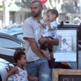 Exclusif - L'acteur Jesse Williams est allé déjeuner avec ses enfants Sadie et Maceo, dont il tente d'obtenir la garde après son divorce. Le 21 juillet 2017.