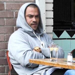 Exclusif - Jesse Williams est allé déjeuner au restaurant Little Doms avec une mystérieuse inconnue à Los Feliz, le 15 mai 2017.