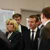 Le président Emmanuel Macron et sa femme Brigitte Macron (Trogneux) visitent le service pédiatrique de l'hôpital Robert-Debré à Paris le 9 août 2017. © Philippe Lopez / Pool / Bestimage