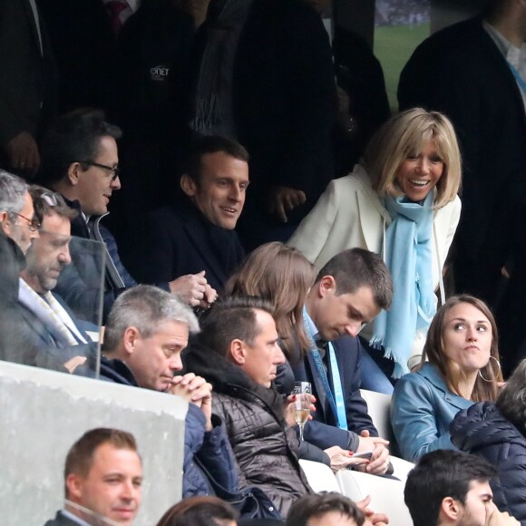 Jacques-Henri Eyraud (président de l'OM), Emmanuel Macron et sa femme Brigitte (aux couleurs de l'OM) et Kad Merad. Après son meeting au Parc Chanot, Emmanuel Macron et sa femme Brigitte ont assisté au match de Ligue 1 "OM - Dijon" au stade Vélodrome à Marseille, le 1er avril 2017. © Dominique Jacovides/Bestimage