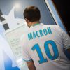 Emmanuel Macron pose pour le président de l'OM, Jacques-Henri Eyraud, avec un maillot de Marseille
