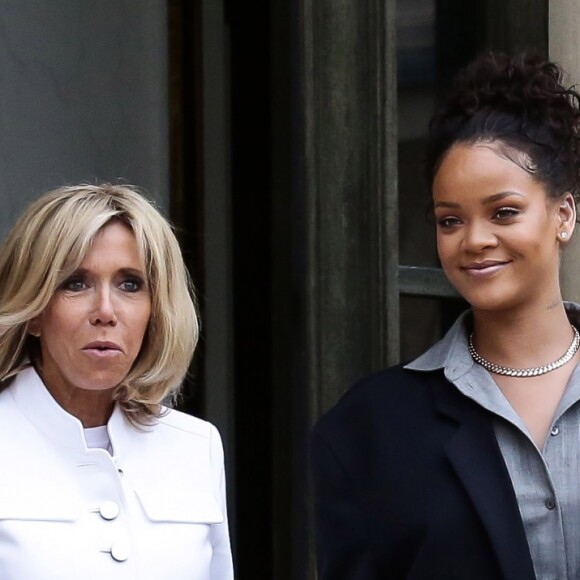 Brigitte Macron raccompagne la chanteuse Rihanna sur le perron du palais de l'Elysée, où elle a été reçue par le président, à Paris, le 26 juillet 2017 © Stéphane Lemouton / Bestimage