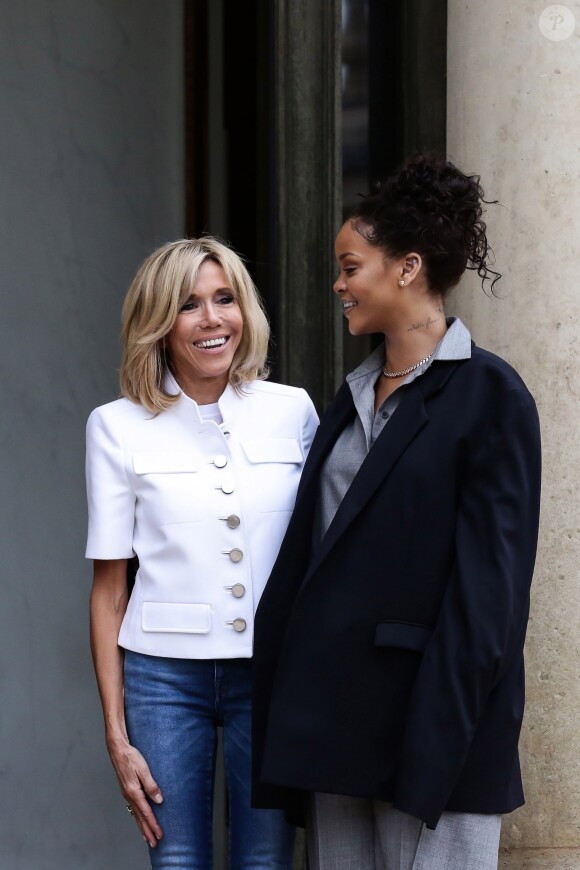 Brigitte Macron raccompagne la chanteuse Rihanna sur le perron du palais de l'Elysée, où elle a été reçue par le président, à Paris, le 26 juillet 2017 © Stéphane Lemouton / Bestimage