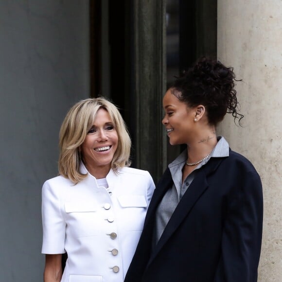 Brigitte Macron raccompagne la chanteuse Rihanna sur le perron du palais de l'Elysée, où elle a été reçue par le président, à Paris, le 26 juillet 2017 © Stéphane Lemouton / Bestimage