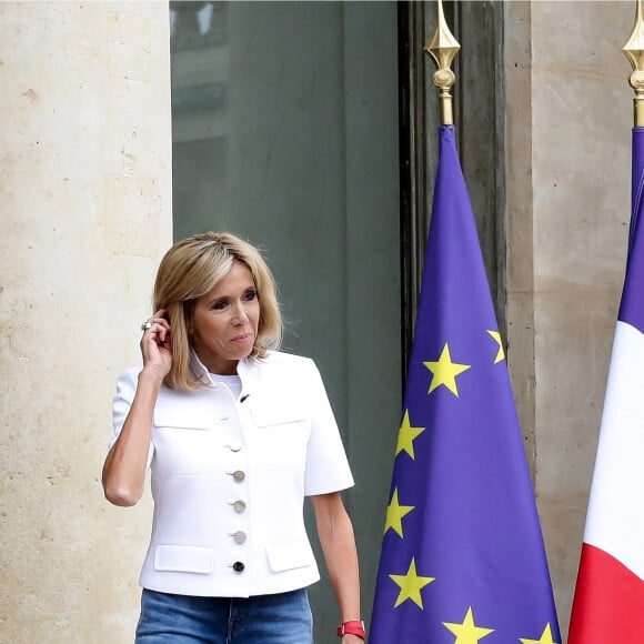 Brigitte Macron attend l'arrivée de la chanteuse Rihanna au palais de l'Elysée à Paris, le 26 juillet 2017, venue pour un entretien avec le président de la République. © Stéphane Lemouton / Bestimage