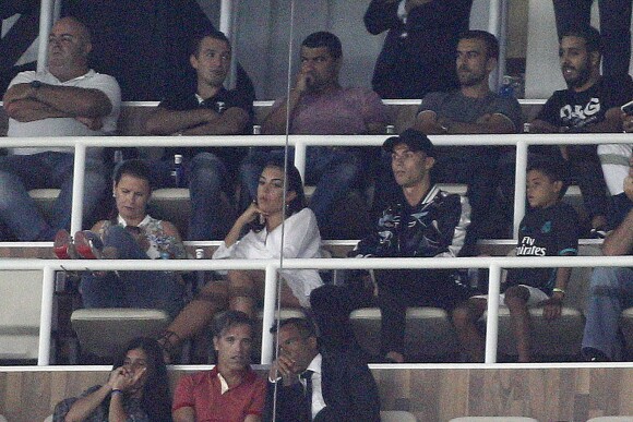 Cristiano Ronaldo avec sa compagne Georgina Rodriguez et sa famille lors de la finale de la Supercoupe d'Espagne "Real Madrid - FC Barcelone" au stade Santiago Bernabeu à Madrid, le 16 août 2017.