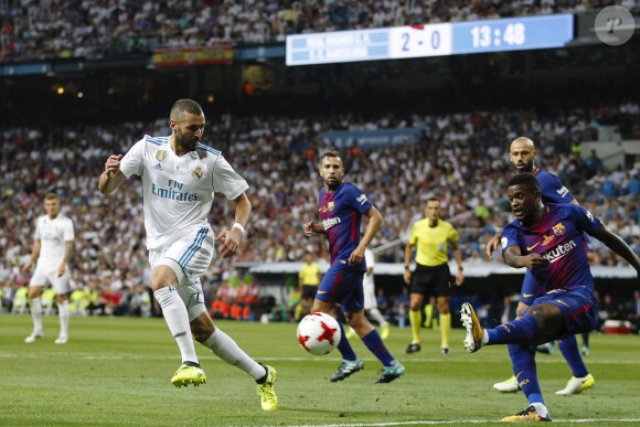 Samuel Umtiti et Karim Benzema. Finale de la Supercoupe d'Espagne "Real Madrid - FC Barcelone" au stade Santiago Bernabeu à Madrid, le 16 août 2017.
